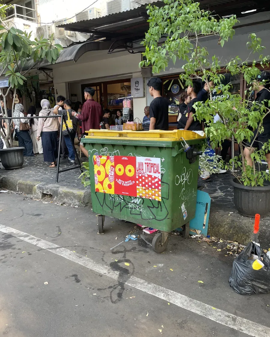 Poster Rool Rama x Jaya Abadi di tempat sampah pinggir jalan
