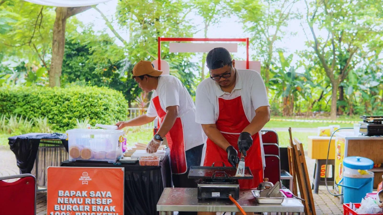 Tim Burger Jaya Abadi memasak di halaman rumah