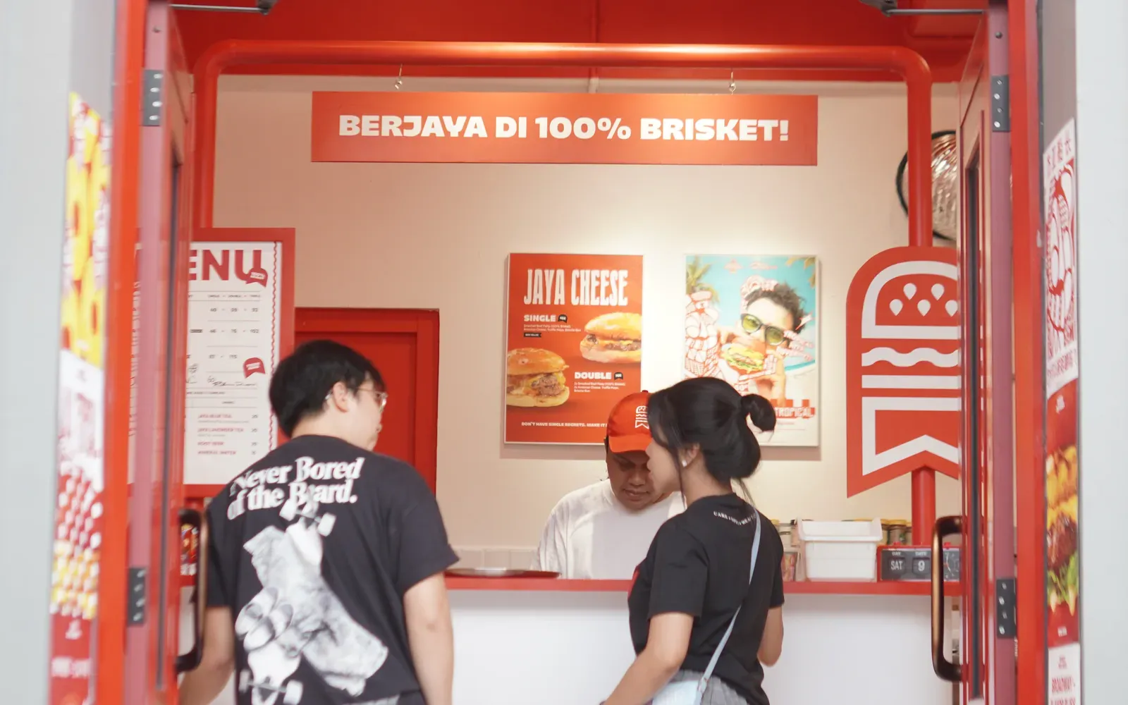 Pengunjung antre di outlet Burger Jaya Abadi, Flavor Bliss Alam Sutera